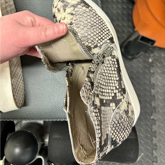 Steve MaddenSnakeskin Pattern Women's Ankle wedged Boots - Picture 6 of 7